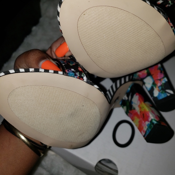 Flower print ankle strap heeled sandal - Picture 6 of 6